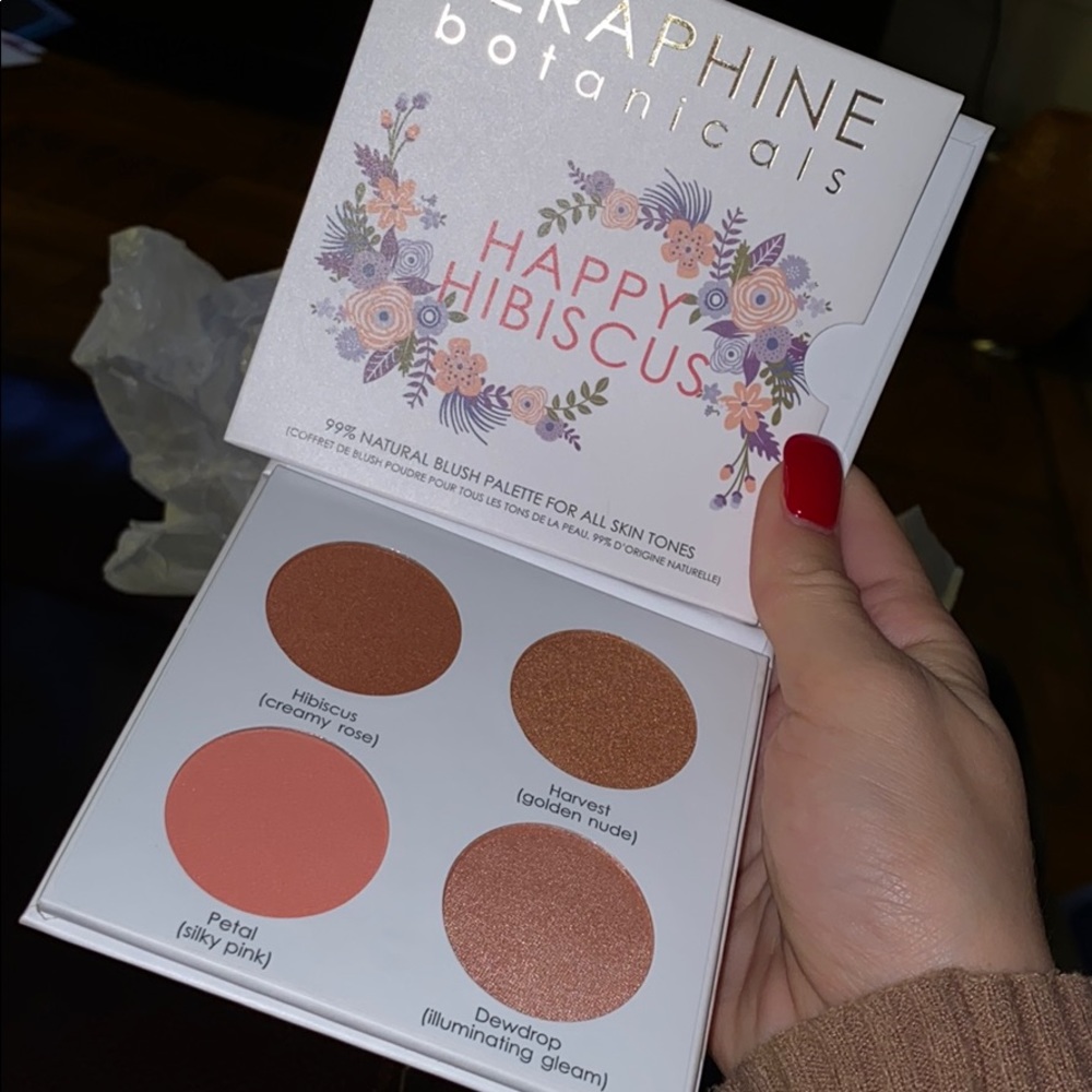 99% Natural Blush Palette for all skin tones.